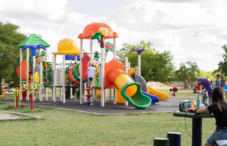 Cuenta con juegos y mesas.