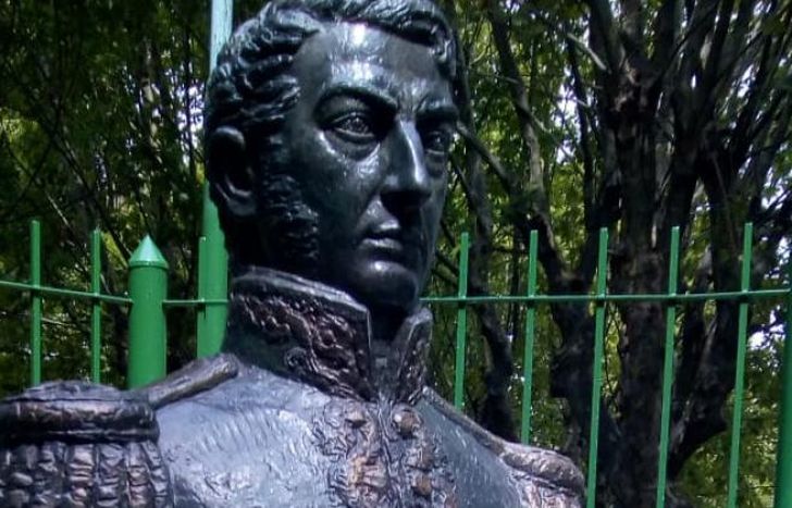 El busto fue hecho por el reconocido escultor José Fioravanti.