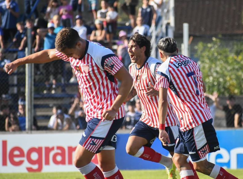 Mauricio Asenjo se llena la boca de gol.