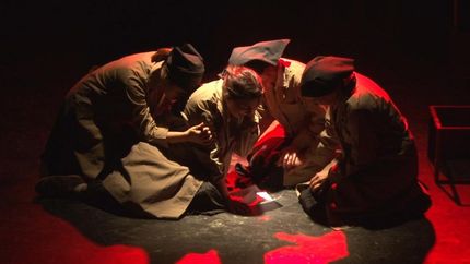 La obra de teatro tiene una duración aproximada de 45 minutos.