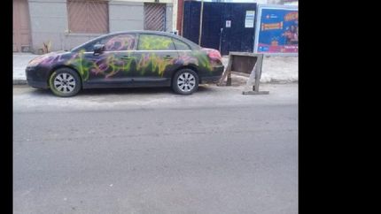 denunciaba a los vecinos que estacionaban mal y para vengarse le pintaron el auto