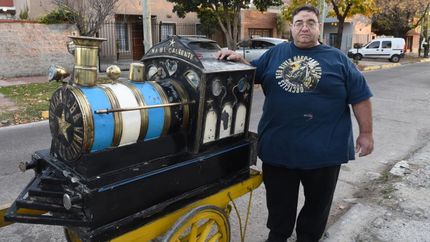 El carro de maní caliente, un clásico de las tardes lomenses.