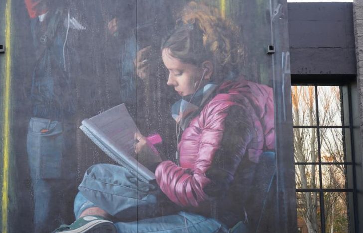 Es el mural de la chica que está estudiando en el colectivo.