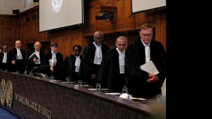 Los jueces del Tribunal de La Haya entrando esta mañana a la Corte