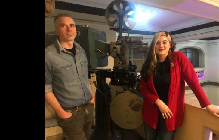 Rosario Sánchez y Facundo Gauna, posando junto a un histórico.