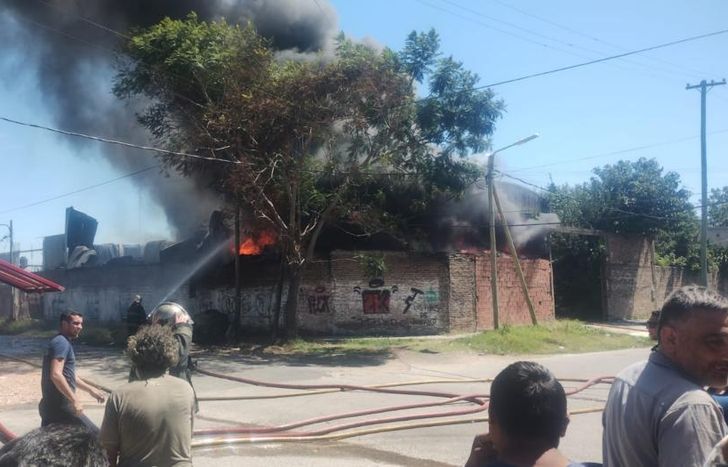 Los Bomberos Voluntarios de Lomas de Zamora trabajaron intensamente.