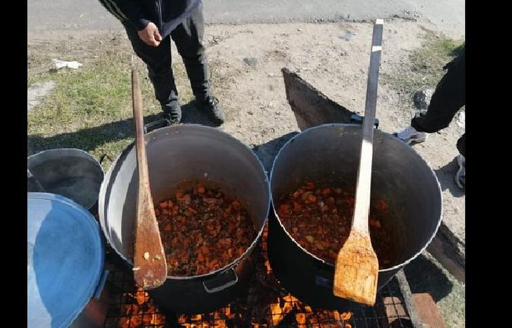 dos veces por semana preparan las ollas para brindar las raciones a los vecinos de la zona.