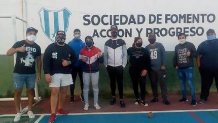 maldonado y sus amigos en campana para recibir donaciones