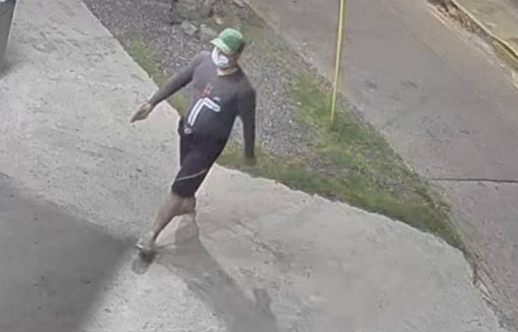 La víctima pide testigos para identíficar al acosador.