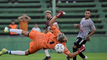 Una de las grandes atajadas de Carretero ante Lanús.