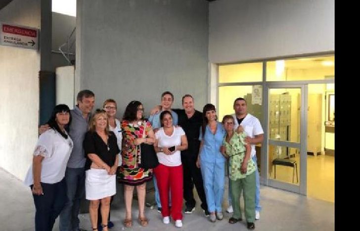 estuvo charlando con el personal y los pacientes.