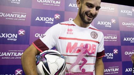 El goleador se llevó la pelota del partido a su casa. El goleador se llevó la pelota del partido a su casa.