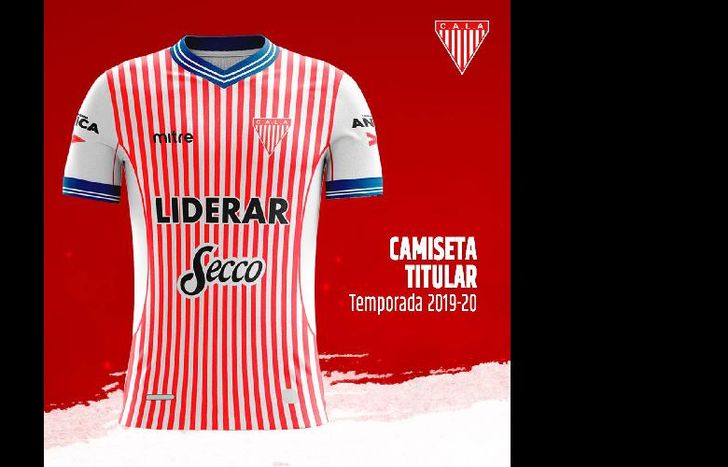 La camiseta titular es la clásica Mil Rayitas.