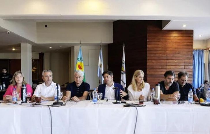Axel Kicillof se reunión con 35 intendentes en Villa Gesell para planificar cómo ir contra Javier Milei.