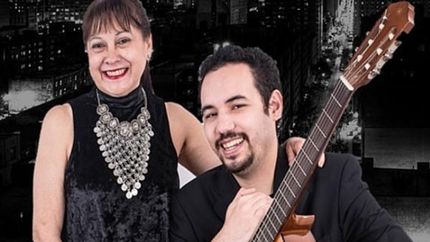 Mirta junto a Leandro.