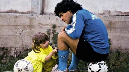 Una pequeña Dalma, junto a su papá.