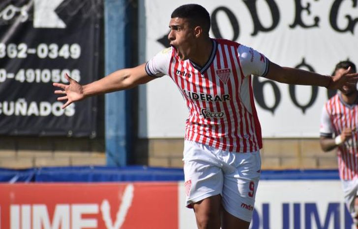 Trejo anotó un golazo clave para celebrar en Merlo.
