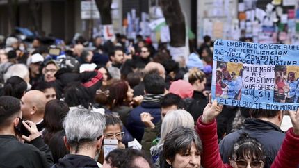 Una multitud en Constitución, en la calle San José 1111.