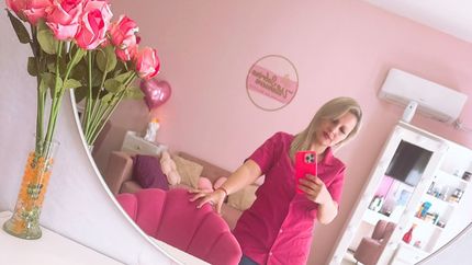 Sabrina tiene su propio salón de belleza en Lomas de Zamora.