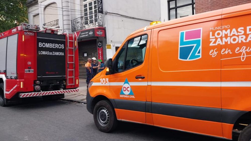 Bomberos de Lomas y Defensa Civil intervinieron en el lugar.