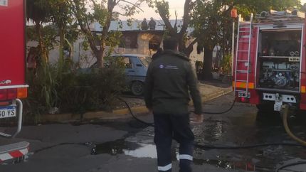 Bomberos Voluntarios de Lomas trabajaron para apagar el incendio.