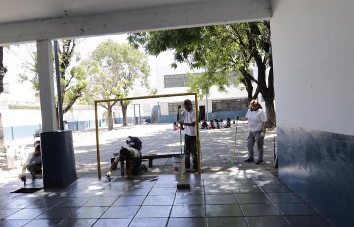 Pintan la Primaria Nº29 de Lomas Oeste