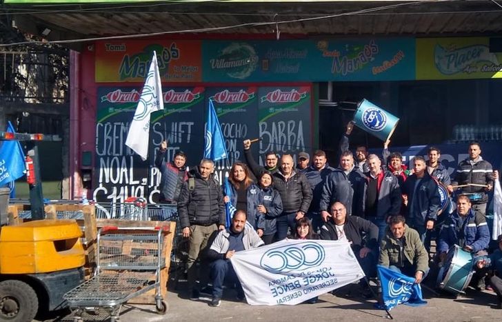 Las protestas fueron en simultáneo, en un supermercado y un mayorista.