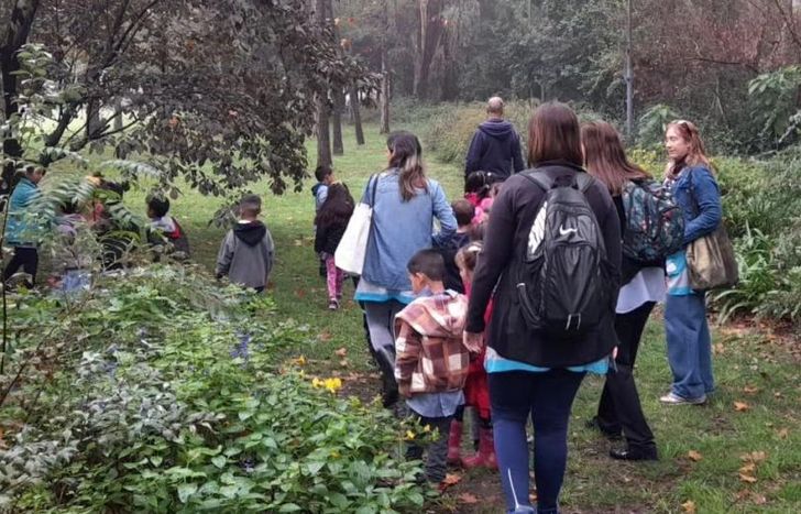 La escuela tiene viveros, una laguna y senderos.