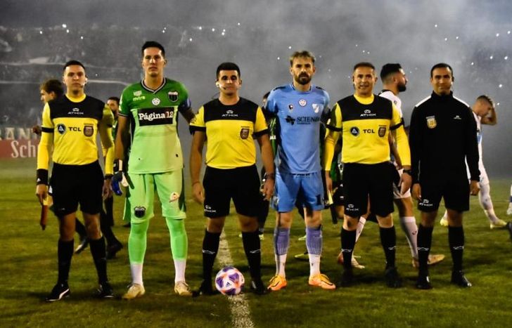 Los árbitros junto a los capitanes.