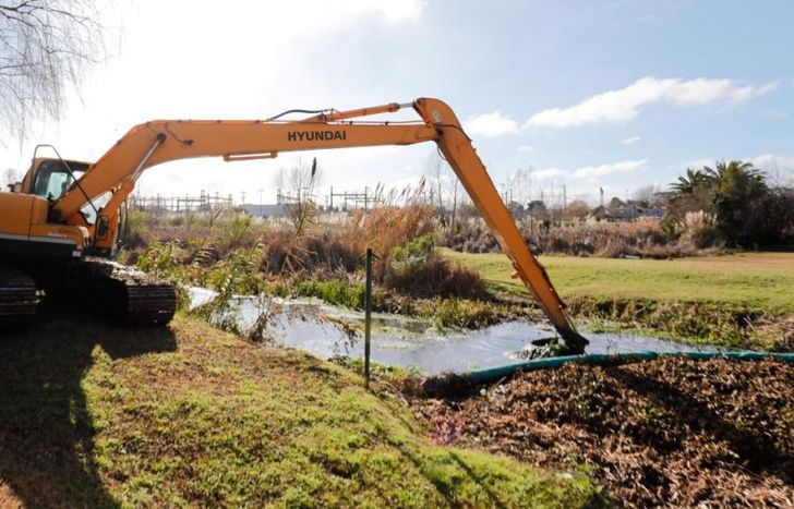 Limpieza del reservorio del Arroyo Galíndez, en Turdera.