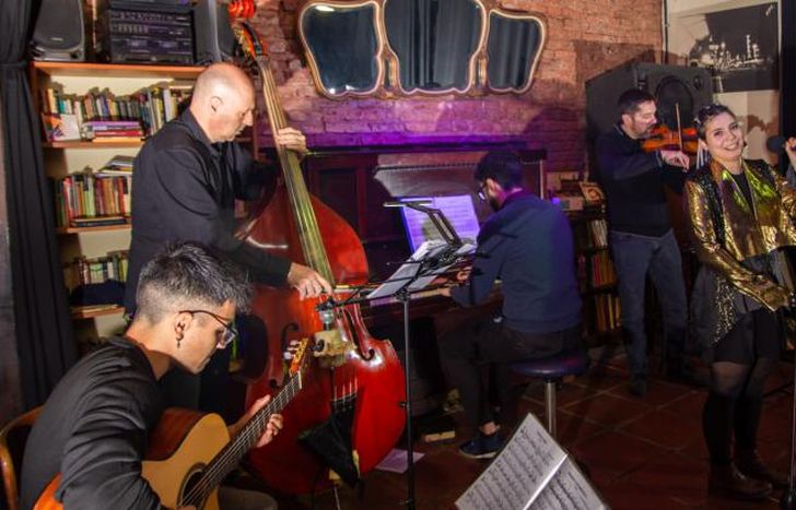 La banda toca canciones exitosas y temas propios.