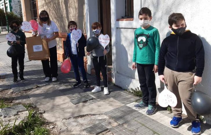 Fueron hasta la puerta de las casas para llevarles regalos.