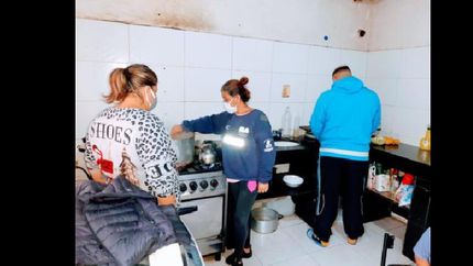 Cocinan tres veces a la semana para más de 300 personas.