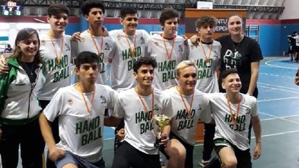 Los Juveniles alcanzaron el segundo puesto por diferencia de goles y lucen sus medallas