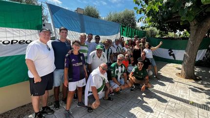 La miembros de la peña se reúnen seguido compartiendo sus pasión por Banfield.