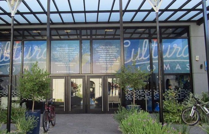 Teatro Municipal, en Manuel Castro 262, Lomas.