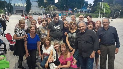 La milonga es abierta y a la gorra. La milonga es abierta y a la gorra.