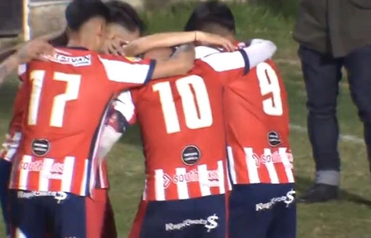 Todos abrazan a Enrique, autor del gol que le dio la victoria a Talleres.