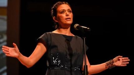 La artista local pone la voz en la obra.