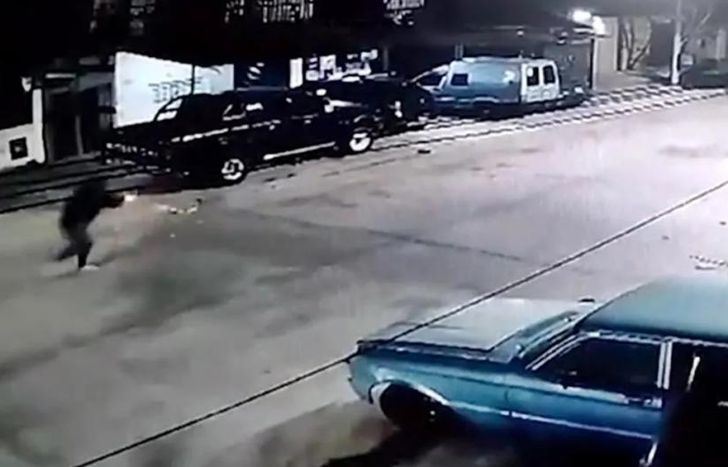El momento del ataque a tiros quedó grabado por una cámara de seguridad.