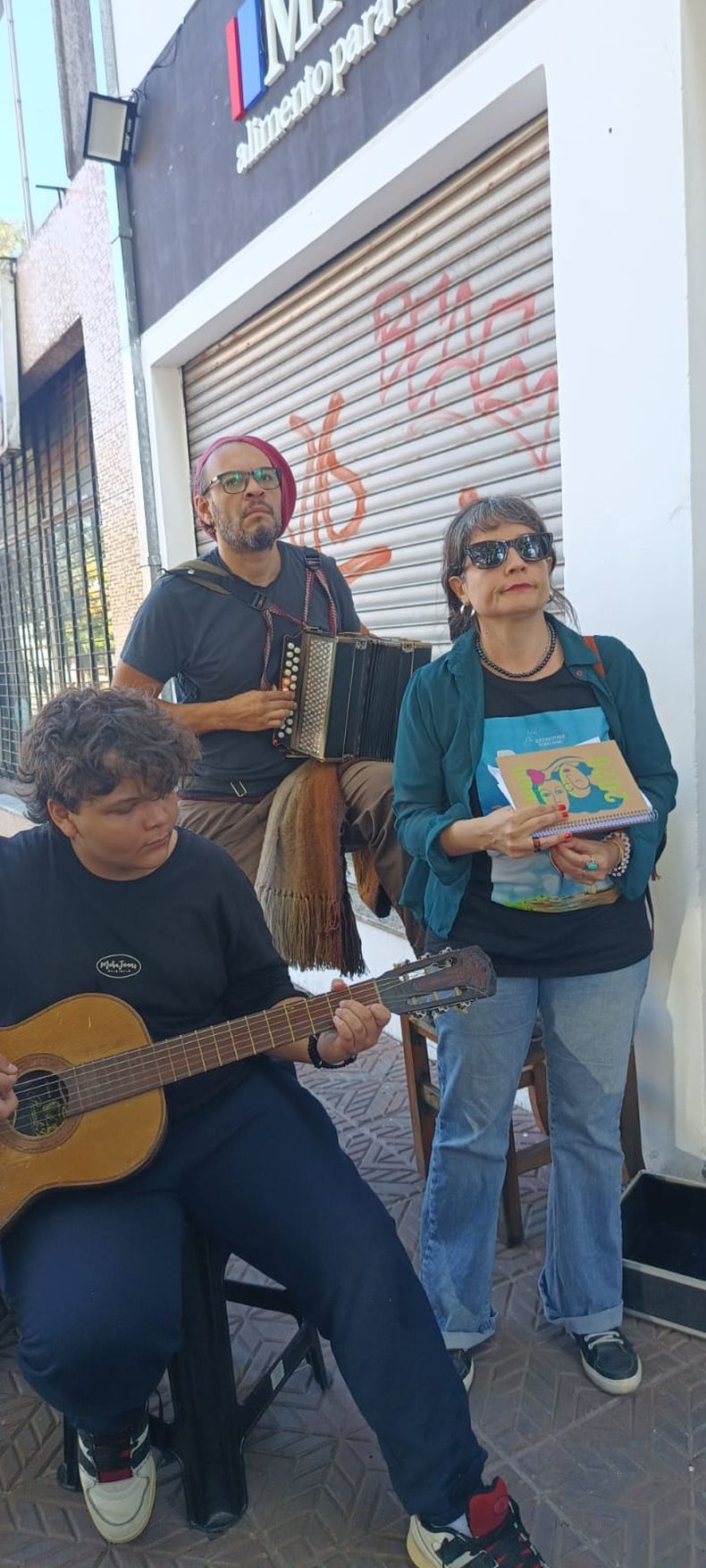 Tras el recorrido por Villa Hipódromo en la 266, Fernando Cáceres Cocha presentó su intervención en Cerrito 1186 para 