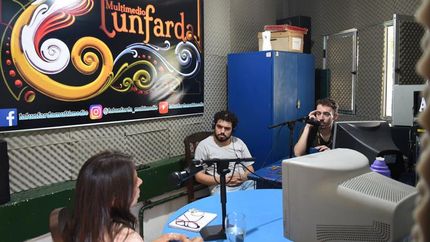 La radio funciona en un espacio del Club Para Siempre.