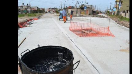 para armar la estructura se colocaron tabiques, cuadra por cuadra, para darle forma al canal de drenaje.
