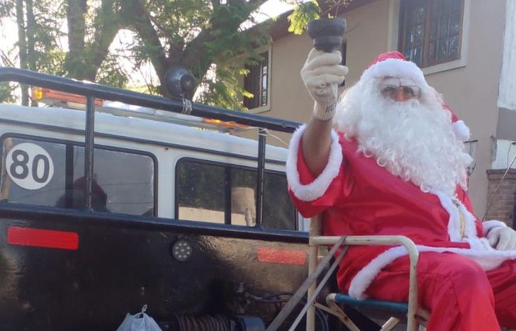 También visitó los barrio en grúa.