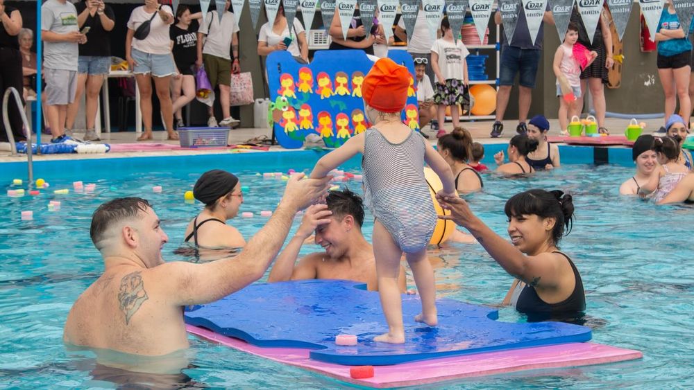 Todo el año hicieron actividades acuáticas para vecinos de Lomas.