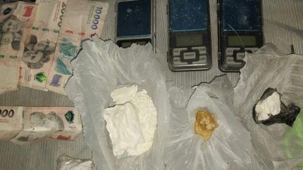 Droga y dinero incautados a la banda.