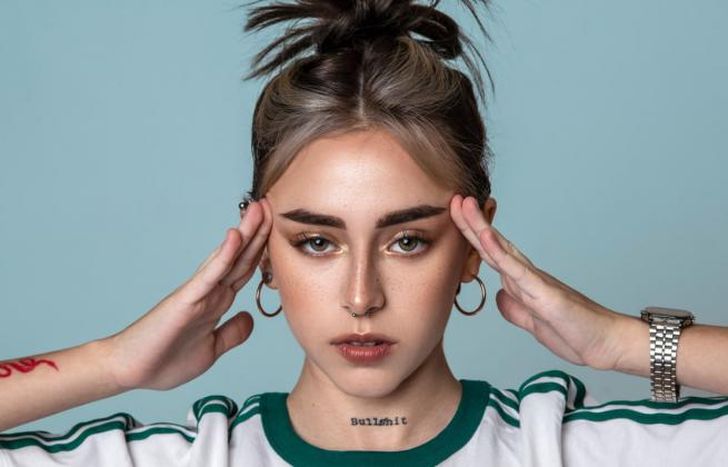 Una joven que se las trae.