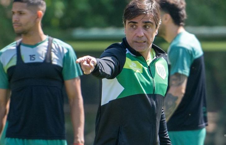 Javier Sanguinetti no podrá contar con dos futbolistas.