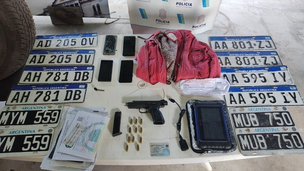 Les incautaron varias patentes y un arma de fuego. Les incautaron varias patentes y un arma de fuego.