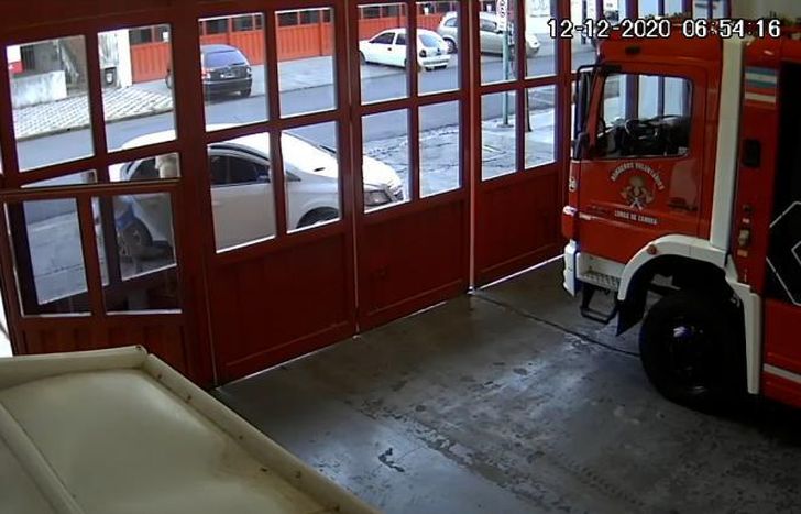 El momento en el que llega la familia al cuartel de bomberos.